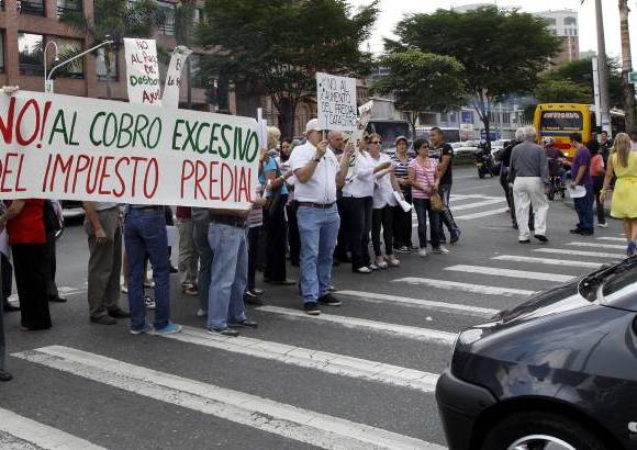 Manuela Palacio Hernández - Los manifestantes bloquearon por momentos el tráfico de la calle 10 justo al mediodía. Exhibieron pancartas y llamaron la atención con frases de rechazo al nuevo impuesto de sus propiedades.