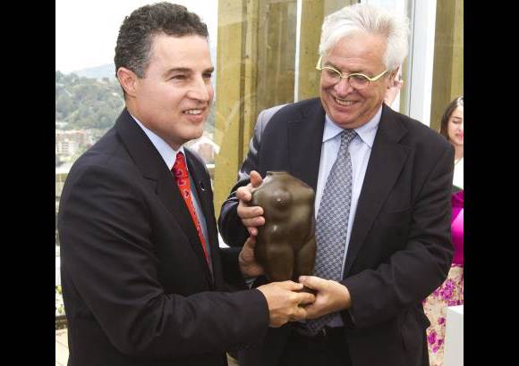 Esteban Vanegas - El alcalde de Medellín entregó una réplica de la escultura Torso de mujer al director ejecutivo de ONU-hábitat, Joan Clos.
