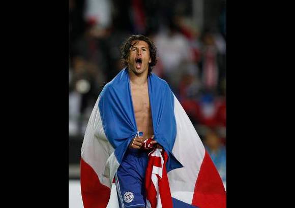 Natacha Pisarenko, AP - El triunfo despierta el sentimiento patri&#243;tico, como lo demuestra aqu&#237; el paraguayo Nelson Haedo Valdez, cubierto con la bandera paraguaya.