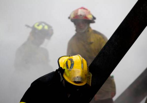 Esteban Vanegas - Las llamas de un incendio que se inici&#243; aproximadamente a las 11:30 de la ma&#241;ana consumieron totalmente la bodega de la Distribuidora Arcona.