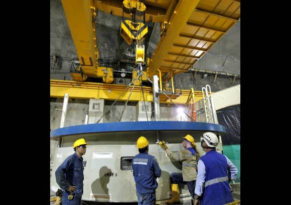 Julio C&#233;sar Herrera - Con puente-gr&#250;as movilizan los pesados equipos electromec&#225;nicos en la central subterr&#225;nea.