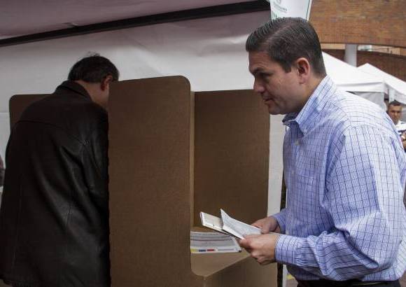 Agencias - Juan Carlos Pinz&#243;n, Ministro de Defensa, ejerci&#243; su derecho al voto en el Norte de Bogot&#225;, en donde puntualiz&#243; que se sent&#237;a &quot;agradecido y contento de haber podido votar, tenemos libertad y democracia gracias a la Fuerza P&#250;blica, ojal&#225; los colombianos acudan a las urnas masivamente&quot;.