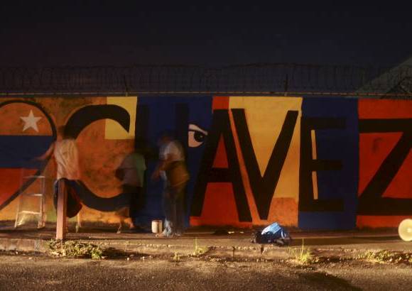 Reuters - Estudiantes pintan en un mural en honor al presidente de Venezuela, Hugo Ch&#225;vez despu&#233;s de su muerte fue anunciada, en la Ciudad de Panam&#225;.