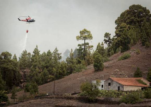 AP - Fuentes del Gobierno regional de Canarias informaron que el fuego se ha descontrolado en el flanco este y se acerca a la zona poblada, por lo que se decidi&#243; la evacuaci&#243;n.
