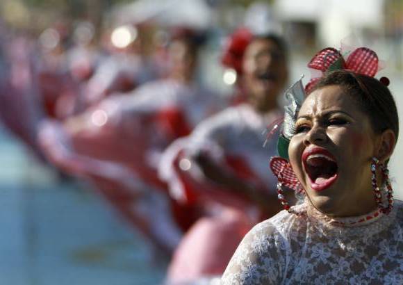 Reuters - Grupos de cumbia se preparan por meses para el carnaval.