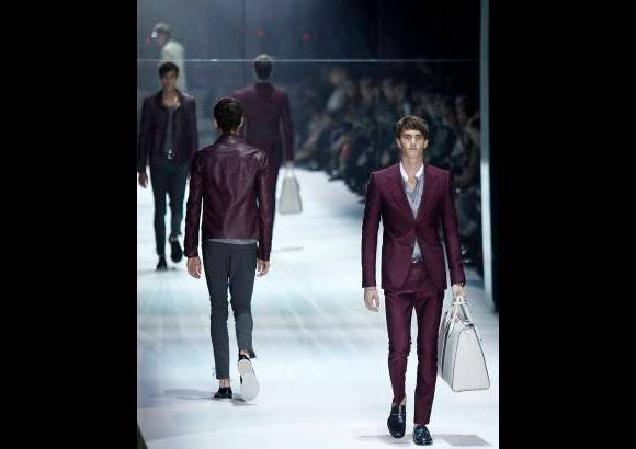 AP - Gucci se encomienda al aire fresco de Escocia para combatir las altas temperaturas veraniegas y para vestir en la pr&#243;xima temporada primavera verano a un hombre refinado y elegante.