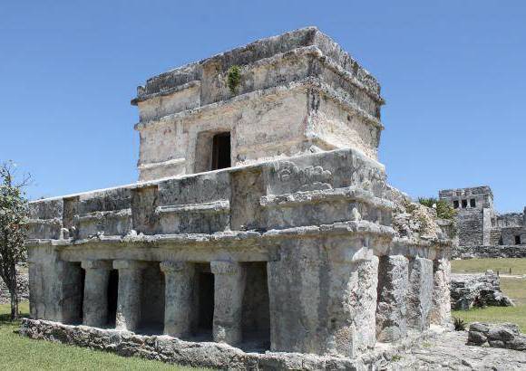 Natalia Botero - A 130 km. de Cancun se pueden visitar Tulum, las únicas ruinas prehispánicas del mundo situadas al frente del mar.