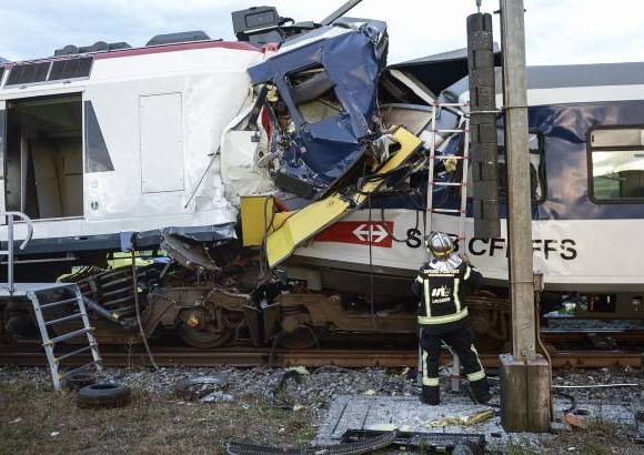 AP - La colisi&#243;n dej&#243; un balance de 35 personas heridas y una muerta. Cinco de los heridos se encuentran en estado cr&#237;tico.