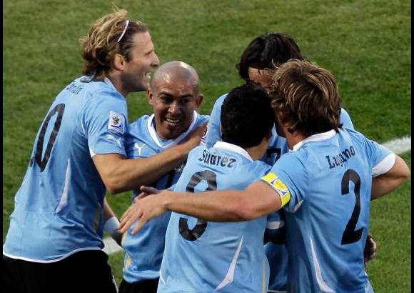 AP - La celebraci&#243;n despu&#233;s del tanto de Su&#225;rez.