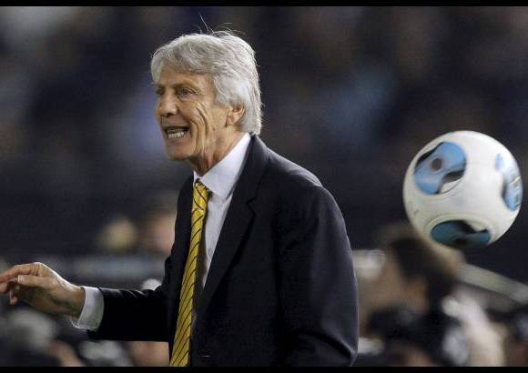 Reuters - El técnico argentino de Colombia, José Pekerman sacó a James Rodríguez por lesión y ordenó el ingreso de Juan Guillermo Cuadrado, un lateral con marca y poder ofensivo.