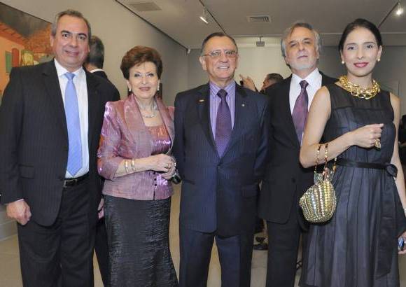 Fotos: Edwin Bustamante y C&#225;mara L&#250;cida. - Sergio Ignacio Soto, de Fenalco; Patricia de Azpiri, Pedro Azpiri, Alfonso Arias y Lina Hinestroza, durante el recorrido de la exposici&#243;n, que estar&#225; abierta hasta agosto en el Museo de Antioquia.