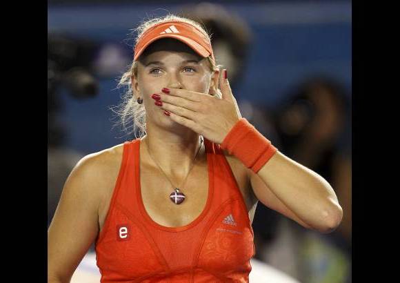 Reuters - Wozniacki, primera cabeza de serie en el Abierto de Australia, no tuvo rival en la jugadora local Anastasia Rodionova, a la que super&#243; por 6-2 y 6-1 en 1 hora y 16 minutos en su debut en el torneo.