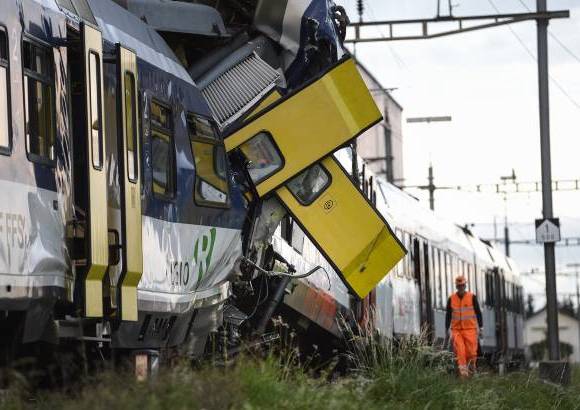 AP - Dos trenes chocaron frontalmente el lunes en la localidad de Granges-pr&#232;s-Marnand, a 50 kil&#243;metros de la capital suiza.