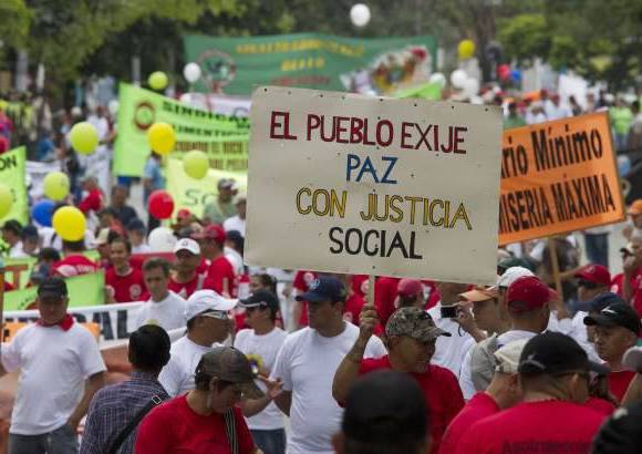ESTEBAN VANEGAS - Las centrales obreras y grupos estudiantiles de las universidades Nacional y de Antioquia marcharon este 1 de mayo por las calles de Medell&#237;n, exigiendo garant&#237;as laborales al Gobierno Nacional. Al final de la movilizaci&#243;n se presentaron algunos enfrentamientos entre varios manifestantes y agentes de la Polic&#237;a.