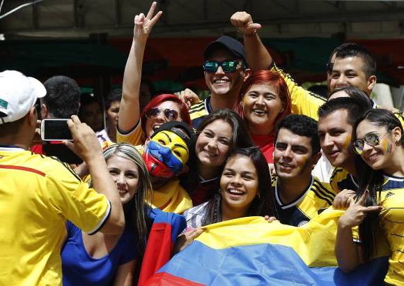 FOTOS JAIME P&#201;REZ - Como hormiguitas fueron llegando a los lugares c&#233;ntricos de la ciudad centenares de hinchas de Colombia...