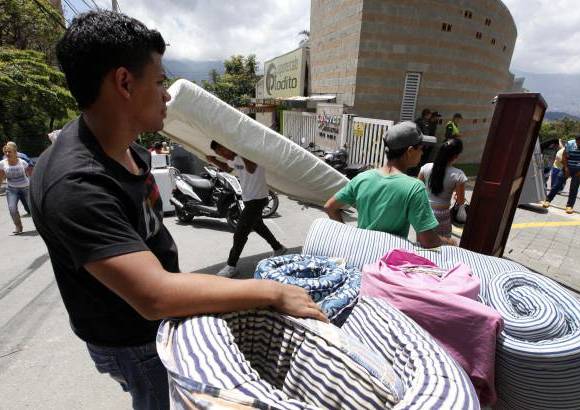 FOTOS MANUEL SALDARRIAGA - Gil a&#241;adi&#243; que ahora las familias deben esperar a ver qu&#233; soluciones presenta la constructora para &quot;eliminar el riesgo en la construcci&#243;n&quot;.
