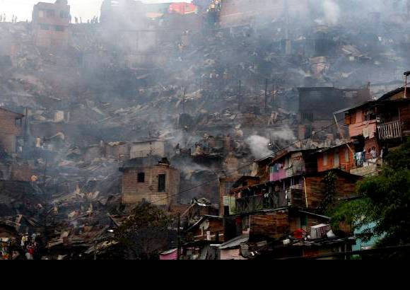 Jaime P&#233;rez - Un voraz incendio se registr&#243; en el barrio Altos de la Virgen, pasadas las 2:30 de la madrugada de este jueves 3 de junio.