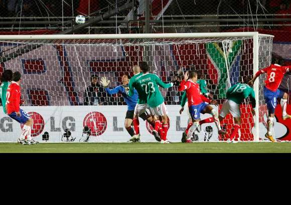 Reuters - La selección chilena tuvo paciencia para remontar el gol que logró México en su único disparo a puerta de la primera parte. Acá el testazo de Vidal para el segundo gol de Chile