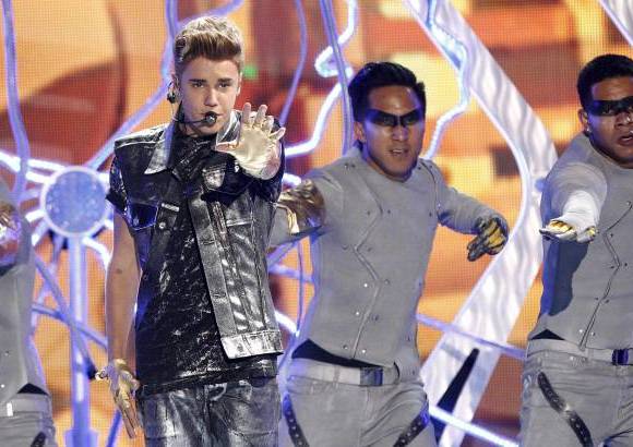 - Justin Bieber interpretó su éxito Boyfriend y se retiró con cinco premios bajo el brazo, incrementando a 12 el total de sus Teen Choice Awards.