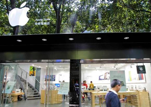 Reuters - China alcanzó un nuevo hito: tiendas de Apple falsas. Una blogger estadounidense que vive en Kunming, en la provincia sureña de Yunnan, dijo que hace unos días encontró tres tiendas que se hacen pasar por auténticas tiendas Apple.