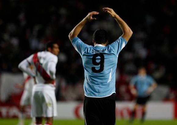 AP - Uruguay venci&#243; 2-0 a Per&#250; con dos goles del atacante Luis Su&#225;rez.