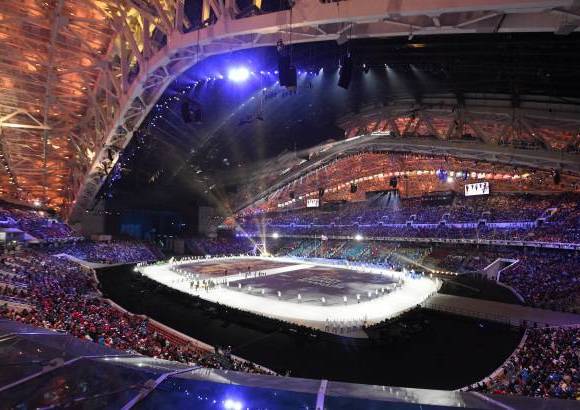 AFP - Unas 40.000 personas asistieron al espect&#225;culo en el estadio Fisht, mientras otros 3.000 millones de telespectadores pudieron seguir el acto desde sus propias casas.