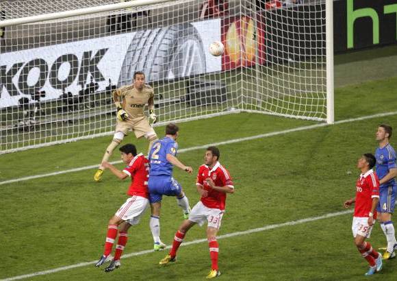 AP - El defensor serbio Branislav Ivanovic marc&#243; el gol del t&#237;tulo en el minuto final del encuentro.