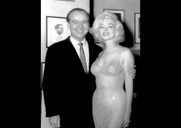 AP - El 19 de mayo 1962 la actriz Marilyn Monroe y Earl Blackwell posan para una foto en la fiesta de cumplea&#241;os del presidente John F. Kennedy, donde cant&#243; el feliz cumplea&#241;os al mandatario.