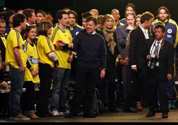 Colprensa - Santos recordó el caso de Sur África, durante el gobierno de Nelson Mandela, cuando el país estaba en guerra y logró ganar el campeonato mundial de Rugby, Mandela encontró en su selección ese factor de unión, unió al país y el país todo apoyó a su selección y quedaron campeones mundiales.