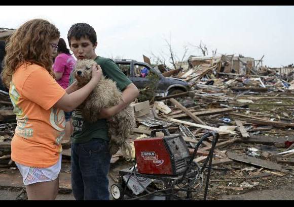 Reuters - La gente intenta llevar su vida en medio de la guerra.