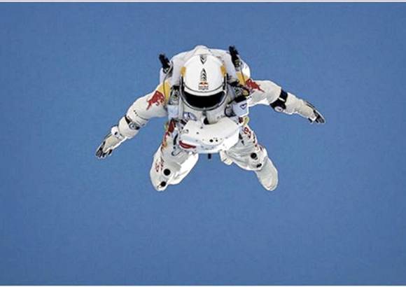 Foto Cortes&#237;a Misi&#243;n Stratos Red Bull - Baumgartner y una labor que es diaria: el entrenamiento en ca&#237;da libre.