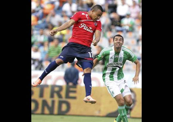 Foto Manuel Saldarriaga - Un abrazo con Bolillo selló la buena tarde del delantero.