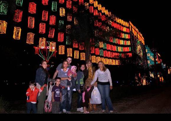 Jaime P&#233;rez - Qu&#233; suertudos. Esta familia se pudo tomar las primeras fotos con el alumbrado navide&#241;o de Medell&#237;n encendido.