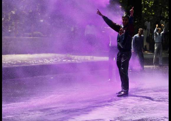 Reuters - Un empleado del gobierno se ve afectado por el agua te&#241;ida de un ca&#241;&#243;n de agua utilizado por la polic&#237;a india para dispersar a los manifestantes durante una protesta en Srinagar.