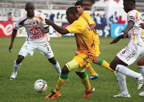Colprensa - Huila venci&#243; por 1-0 a Tolima en el Guillermo Plazas Alcid. Ronaille Calheira, en el fondo, marc&#243; el &#250;nico gol del partido.