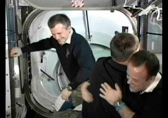 Reuters - La emoción crecía por la mañana, tanto en órbita como en la Misión de Control, mientras desaparecían los kilómetros entre las dos naves espaciales con cada vuelta a la Tierra.