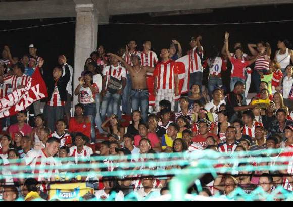 Colprensa - A la grader&#237;as del Metropolitano llegaron cientos de hinchas a ver el partido en pantallas gigantes.