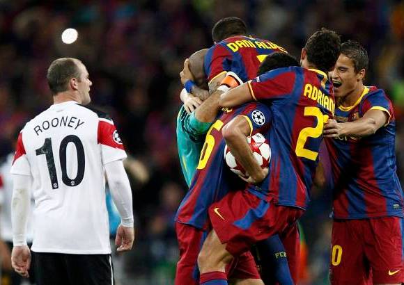 Reuters - Todo cambió a partir del cuarto de hora. Iniesta y Xavi empezaron a controlar el ritmo y Messi se hizo omnipresente en esa posición de falso delantero que Guardiola inventó para el argentino.