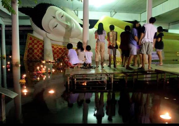 AP - Esta fiesta comenz&#243; a celebrarse en el siglo XII en lo que hoy es Tailandia durante el reino de Sukothai, cuando la ceremonia se adapt&#243; para honrar tambi&#233;n a Buda, cuya religi&#243;n ya era mayoritaria en la regi&#243;n.