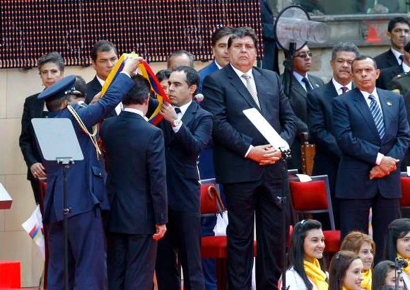 Reuters - Este es el momento en el que recibe la banda presidencial.