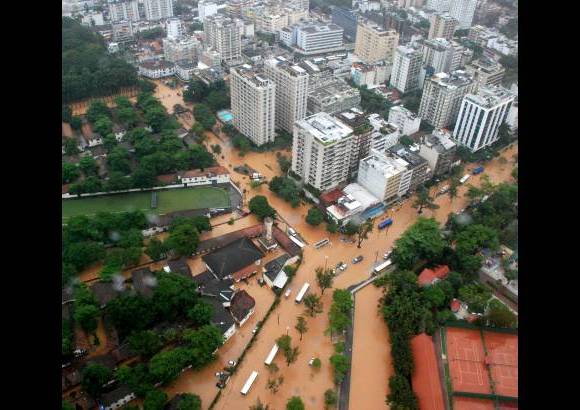 Reuters - El alcalde de R&#237;o, Eduardo Paes, reiter&#243; su llamado para que personas que viven en las laderas de la ciudad evacuen sus casas y permanezcan con familiares o vecinos.