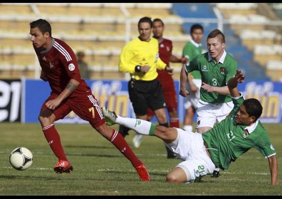 AP - Venezuela ganaba con un gol de su capitán y armador Juan Arango a los 58 minutos, pero Jhasmany Campos empató a los 86' cuando jugaba mejor el cuadro venezolano.
