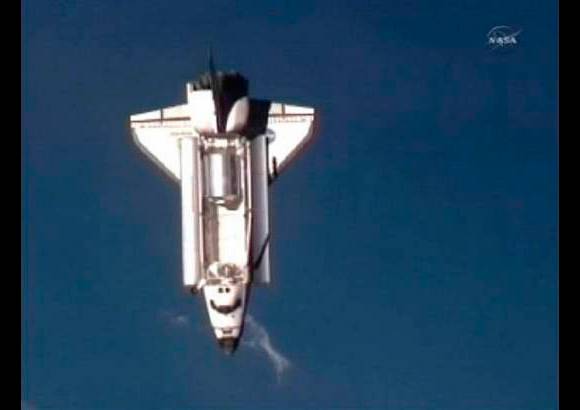 Reuters - La campana naval de la estación sonó luego de que el Atlantis se acopló a 386 kilómetros (240 millas) sobre el Océano Pacífico.