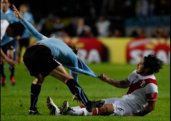 AP - Ninguno de los equipos quiso correr riesgos por lo que el partido, al menos en el primer tiempo, se perdi&#243; en la intranscendencia, con bastante marca en el medio y vacilaciones en el ataque.
