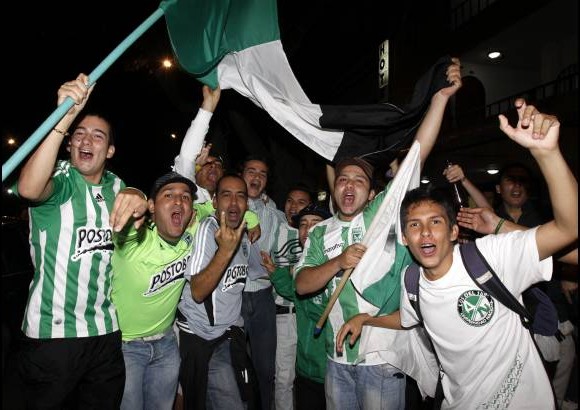 Edwin Bustamante - Con banderas y c&#225;nticos los seguidores de Nacional festejaron la clasificaci&#243;n a la primera final del a&#241;o, donde Nacional no solo buscar&#225; la estrella sino clasificar a la Copa Libertadores 2012.
