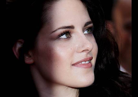 FOTO REUTERS - La pareja de vampiros más famosa del cine, Kristen Stewart y Robert Pattinson, protagonizó este miércoles la alfombra roja de Cannes, pese a llegar separados para asistir a la proyección de gala de On the road, película de Walter Salles, en la que ella participa.