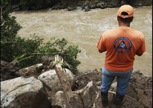 Foto Esteban Vanegas - La tierra y el agua se llevaron con su fuerza dos habitaciones, donde dorm&#237;an dos conductores que fueron hallados sin vida. Uno de ellos fue identificado como Yorgen Villada.