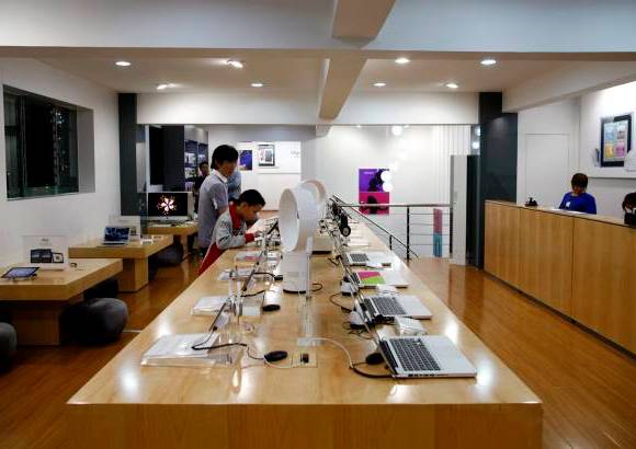 Reuters - El gerente de un distribuidor autorizado en Kunming, que sólo dio su apellido Zhang, dijo que algunos empleados en las tiendas falsas "ni siquiera pueden operar las computadoras de forma apropiada".