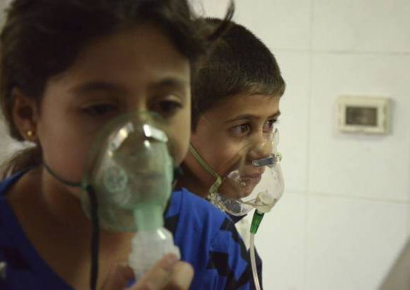 Reuters - Los ni&#241;os, afectados por lo que los activistas dicen que fue un ataque con gas, respiran a trav&#233;s de m&#225;scaras de ox&#237;geno en el suburbio de Damasco de Saqba, Siria. La ONU investiga supuesto ataque qu&#237;mico en Siria que dej&#243; miles de muertos.
