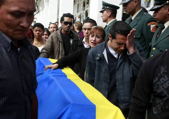 Germ&#225;n Enciso, Colprensa - Sus familiares y amigos acompa&#241;aron silenciosamente el cortejo f&#250;nebre hasta el Cementerio de Chapinero, donde fue sepultado.